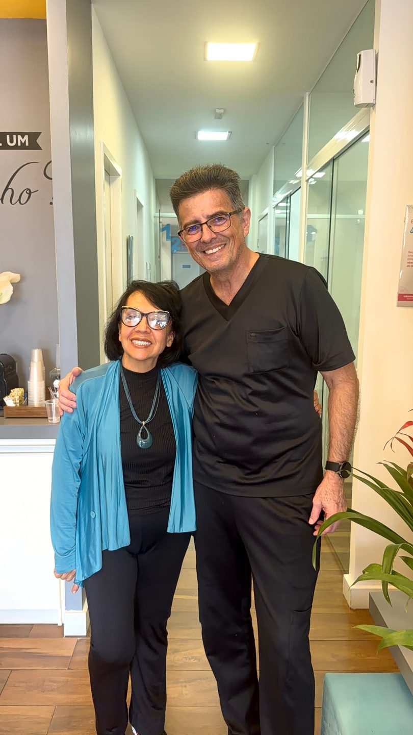 Dona Lourdes ao lado do Dr. Hugo Robertson na Odontoclinic Vila Mariana