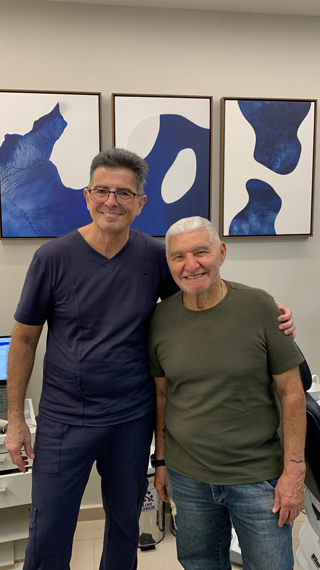 Sr. Ivanildo ao lado do Dr. Hugo Robertson na Odontoclinic Vila Mariana