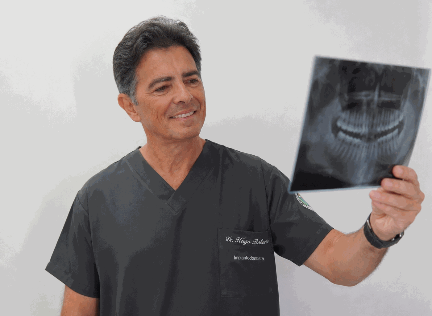 Dr. Hugo Robertson reviewing an imaging exam for single dental implant planning.